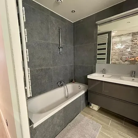 Cosy Appartement- 2 Slaapkamers Schuin Zeezicht Met Garage 公寓 *